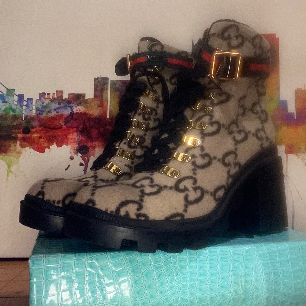 NEW Gucci felt boots /snakes on sole and leopards on each lace buckle black lace